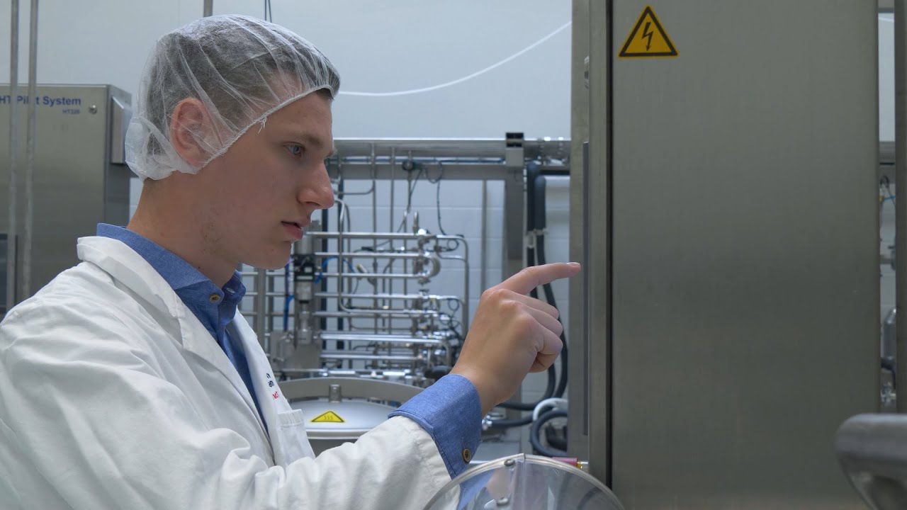 Dennis ter Denge in de pilot plant