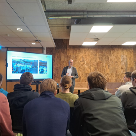 Student melkveehouderij bij brainstorm Fascinating Living Lab